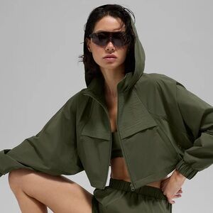 Like New ALO Yoga Cropped Playmaker Jacket XXS Green Olive (SOLD OUT in store)